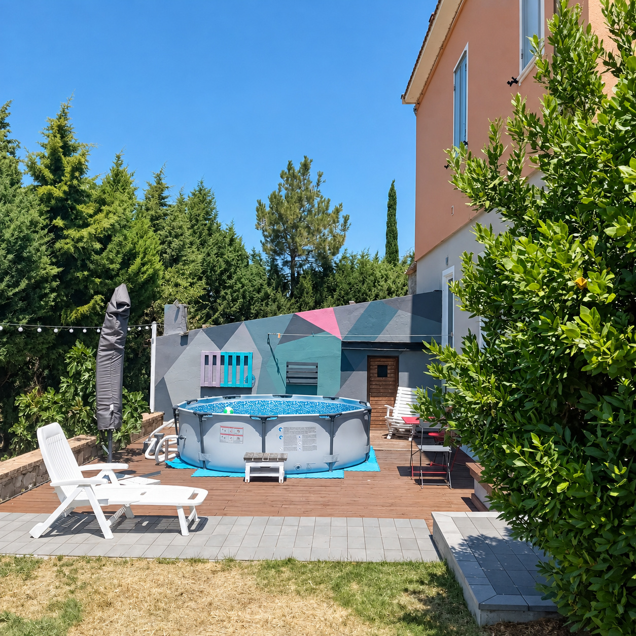 Piccola piscina fuori terra nel giardino