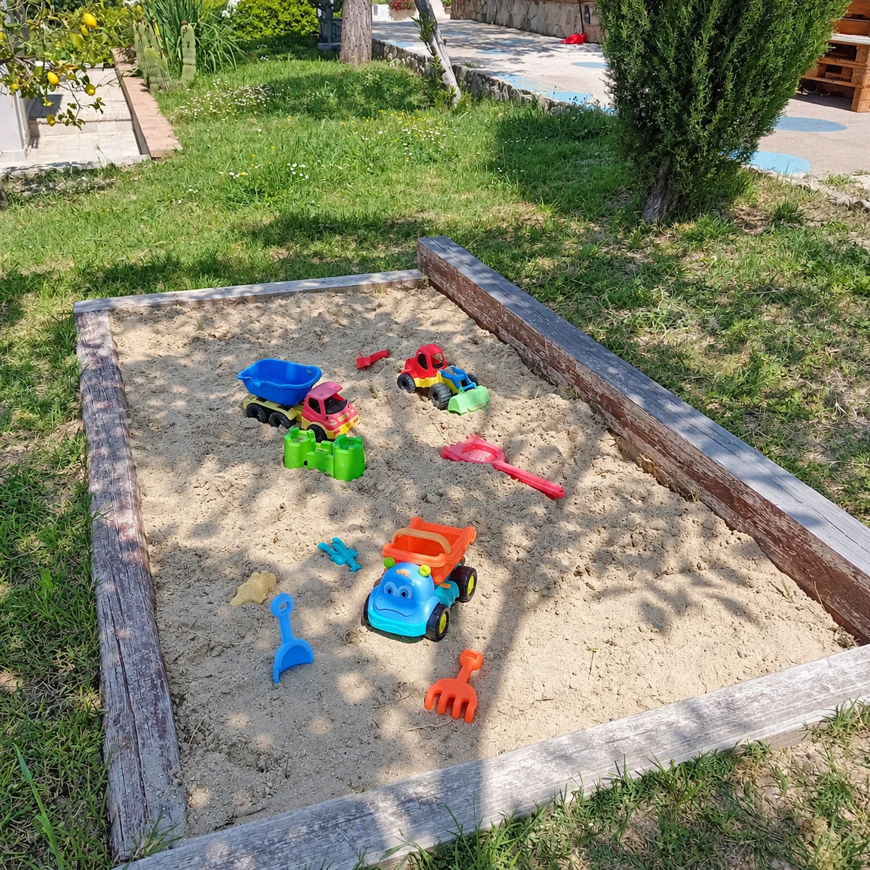 Sabbiera con i giochi per i bambini