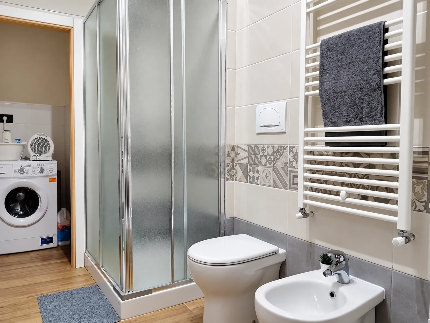 Bagno con doccia e lavatrice