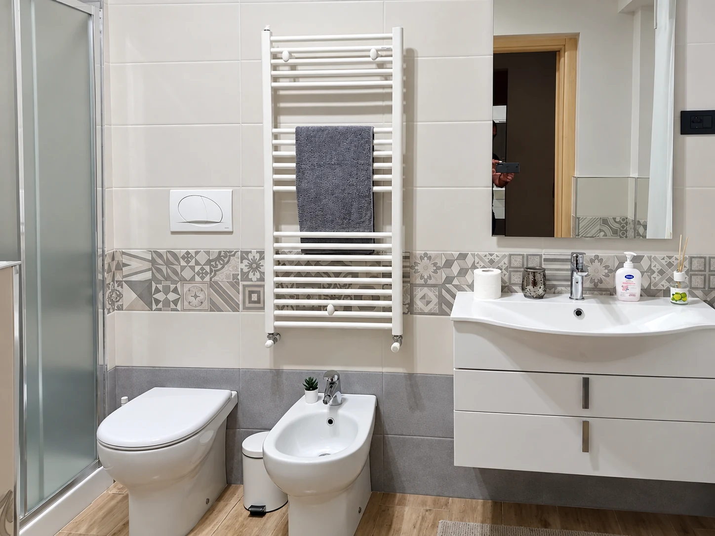 Bagno con lavabo e box doccia