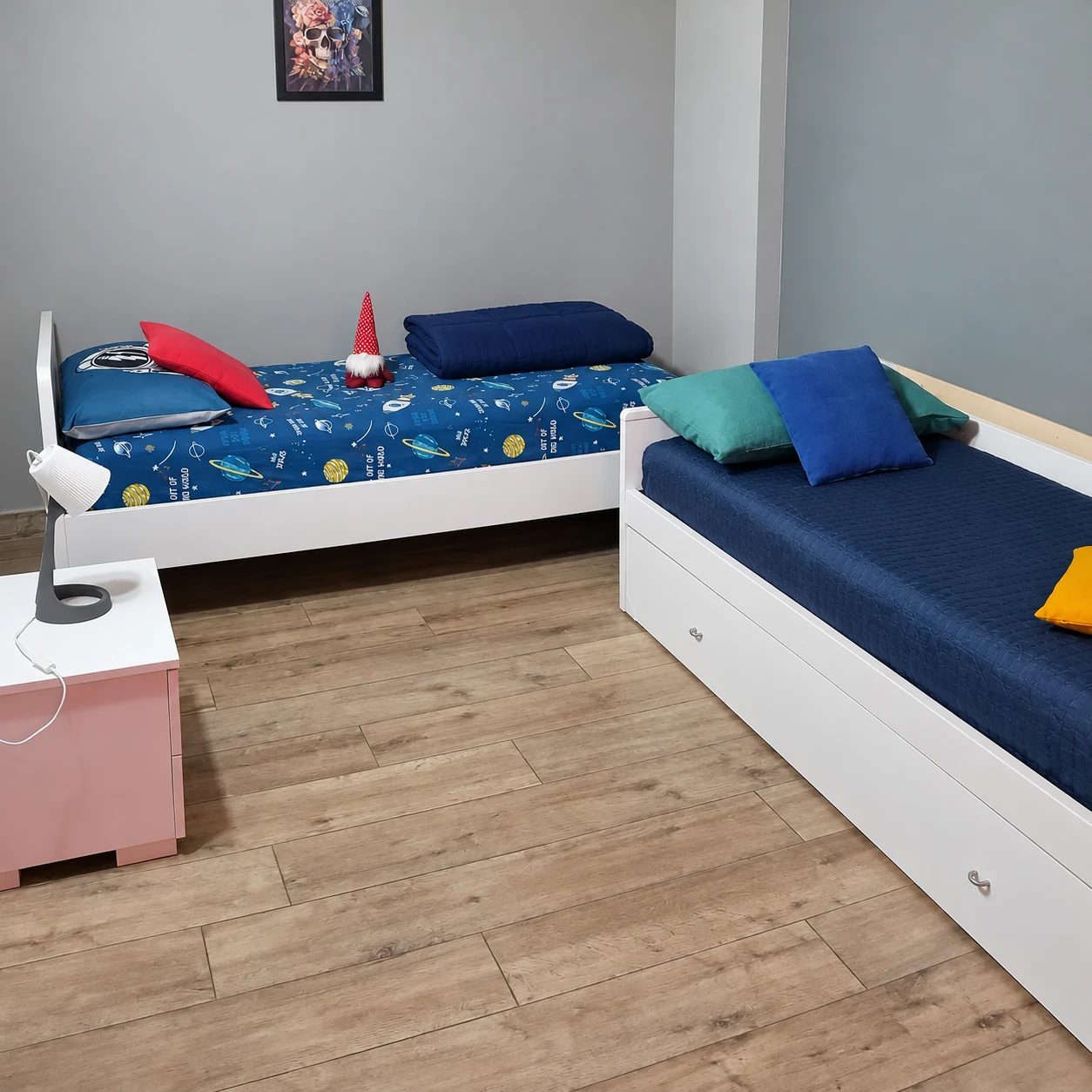 Cameretta con due letti singoli blu
