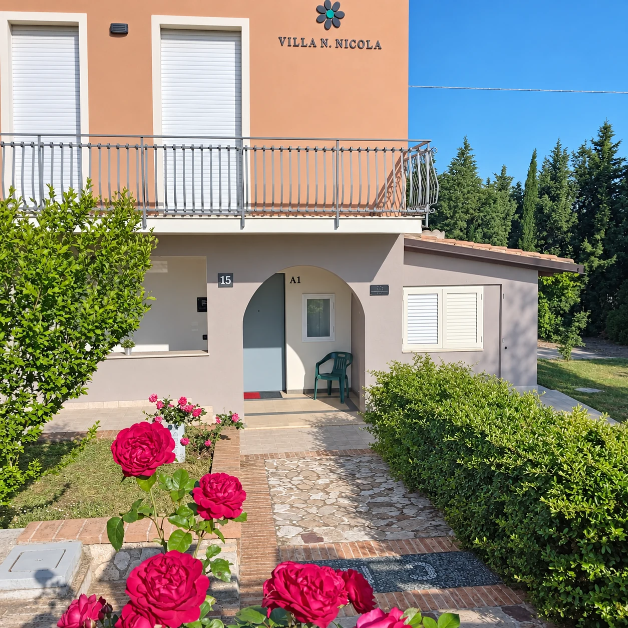 Facciata con le rose davanti all’ingresso