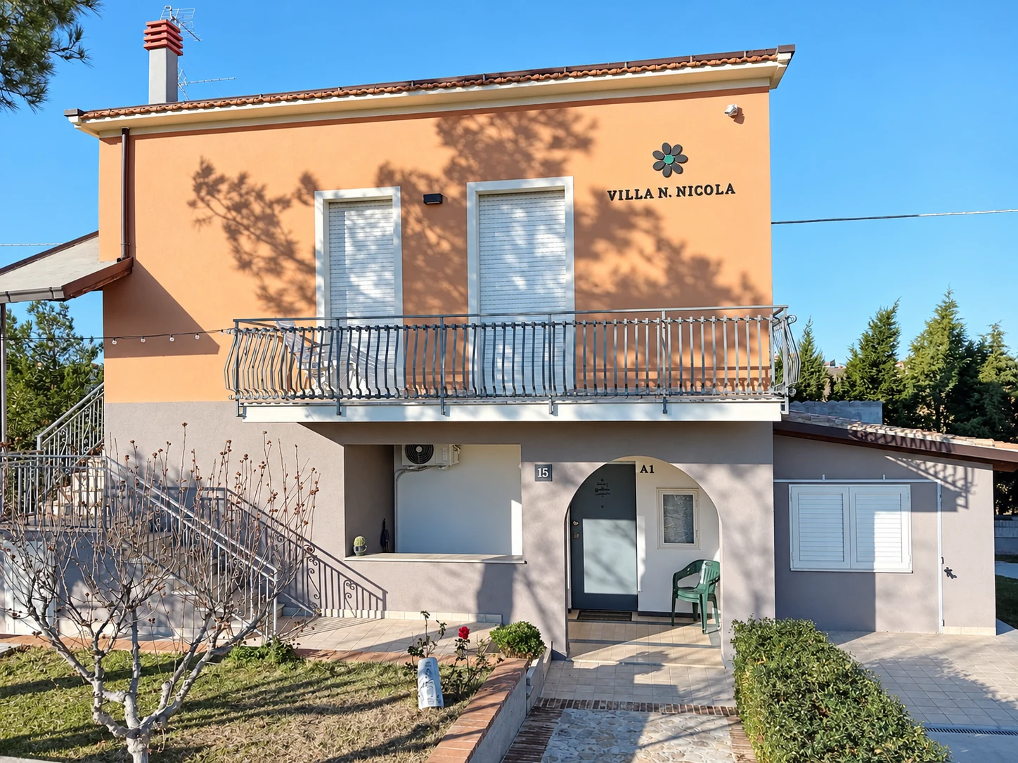 La casa e il giardino davanti all’ingresso