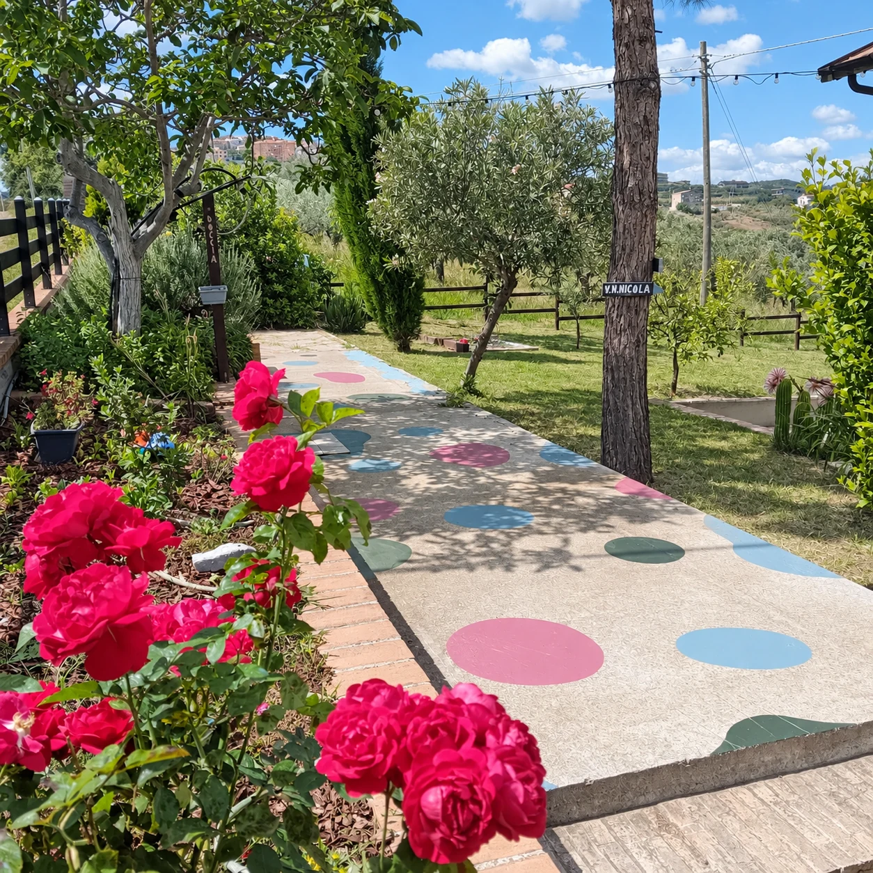 Vialetto dipinto a pois e rose rosse