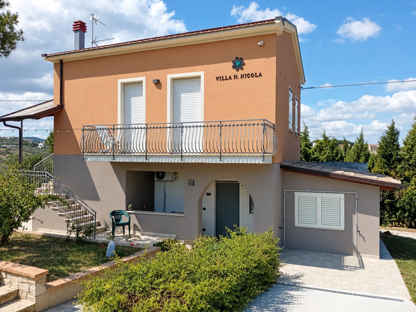 La casa vista dal giardino, con l’ingresso al piano terra